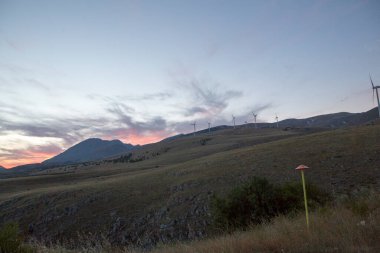 İtalya 'nın Abruzzo tepelerindeki rüzgar çiftliği. Yüksek kalite fotoğraf