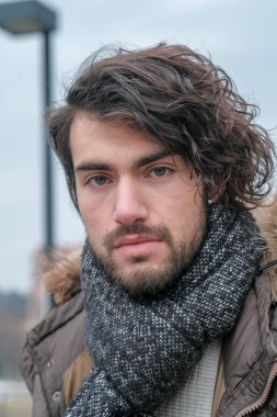 Kasvetli bir günde güzel siyah saçlı erkek portresi. Yüksek kalite fotoğraf