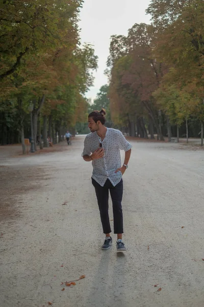 Parma Düklüğü 'nde gömlek giyen yakışıklı, koyu renk saçlı bir İtalyan çocuk. Yüksek kalite fotoğraf