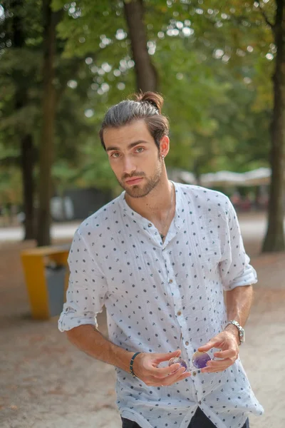 Parma Düklüğü 'nde gömlek giyen yakışıklı, koyu renk saçlı bir İtalyan çocuk. Yüksek kalite fotoğraf