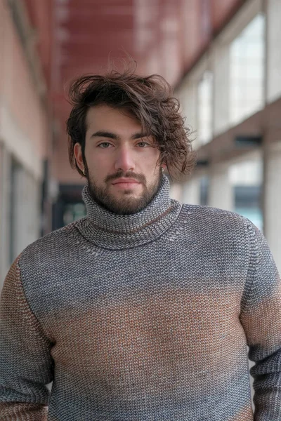 Ortasında çizgili süveter olan yakışıklı, siyah saçlı bir İtalyan. Yüksek kalite fotoğraf