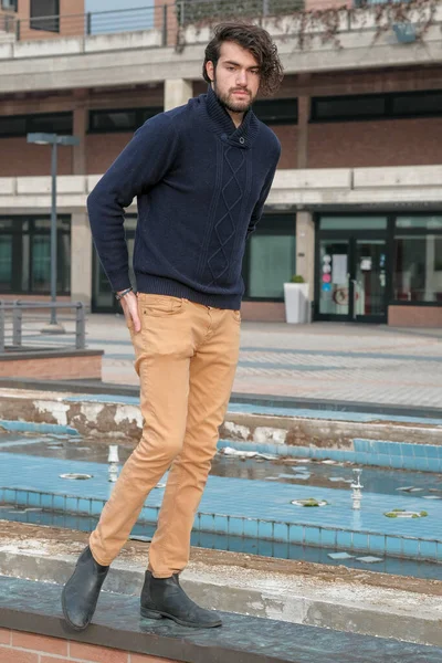 Mavi kazaklı yakışıklı adam. Yüksek kalite fotoğraf