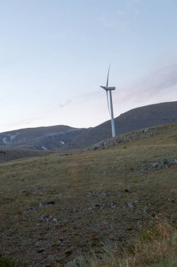 İtalya 'nın Abruzzo tepelerindeki rüzgar çiftliği. Yüksek kalite fotoğraf