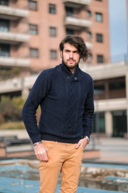 Mavi kazaklı yakışıklı adam. Yüksek kalite fotoğraf