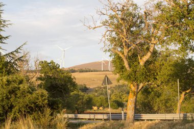 İtalya 'nın Abruzzo tepelerindeki rüzgar çiftliği. Yüksek kalite fotoğraf