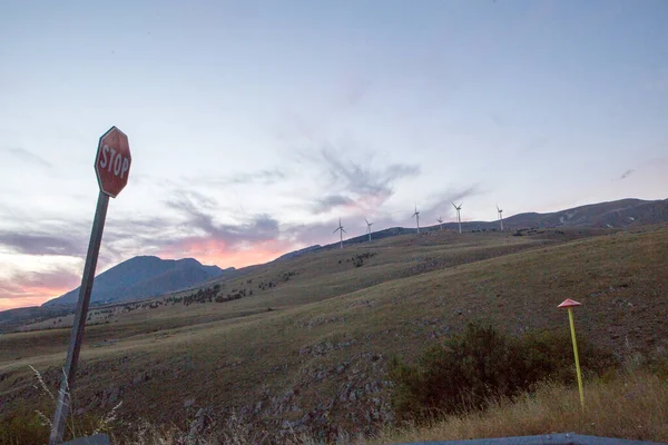 İtalya 'nın Abruzzo tepelerindeki rüzgar çiftliği. Yüksek kalite fotoğraf