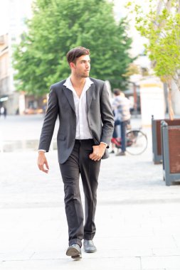 Güzel, zarif, siyah saçlı İtalyan çocuk tarihi merkezde geziniyor. Yüksek kalite fotoğraf