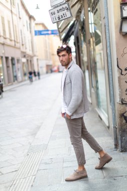 Güzel, zarif, siyah saçlı İtalyan çocuk tarihi merkezde geziniyor. Yüksek kalite fotoğraf