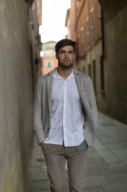 Güzel, zarif, siyah saçlı İtalyan çocuk tarihi merkezde geziniyor. Yüksek kalite fotoğraf