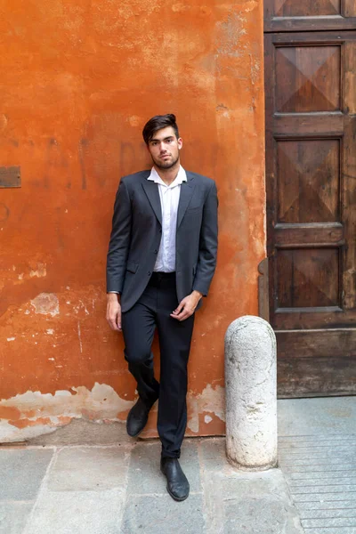 Güzel, siyah saçlı, kırmızı duvarlı, zarif İtalyan bir adam. Yüksek kalite fotoğraf