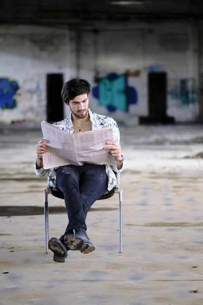 Belo Menino Cabelos Escuros Italiano Jornal Fábrica Abandonada Foto Alta — Fotografia de Stock