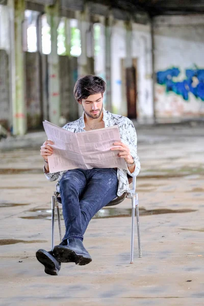 Belo Menino Cabelos Escuros Italiano Jornal Fábrica Abandonada Foto Alta — Fotografia de Stock