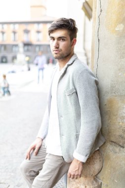 Yakışıklı, siyah saçlı, zarif saraya yaslanmış bir İtalyan. Yüksek kalite fotoğraf