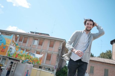 Güzel, siyah saçlı İtalyan çocuk elleri saçında yürüyor. Yüksek kalite fotoğraf