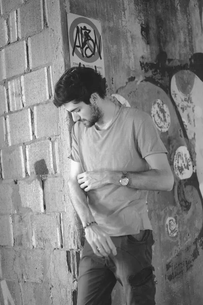 Güzel, siyah saçlı İtalyan çocuk inşaat halindeki fabrikada yürüyor. Yüksek kalite fotoğraf