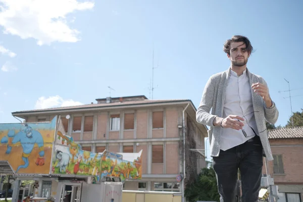 Güzel, siyah saçlı İtalyan çocuk elleri saçında yürüyor. Yüksek kalite fotoğraf