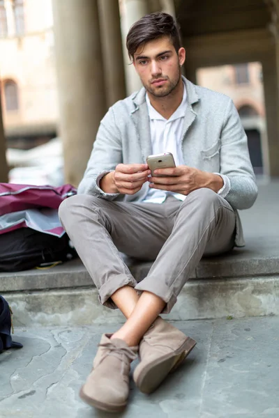 Yakışıklı, siyah saçlı, çaresiz, kırık hayalleri olan şık elbiseli bir İtalyan. Yüksek kalite fotoğraf