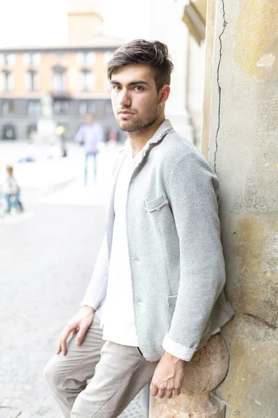 Yakışıklı, siyah saçlı, zarif saraya yaslanmış bir İtalyan. Yüksek kalite fotoğraf