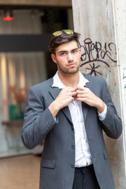 Yakışıklı, siyah saçlı, zarif saraya yaslanmış bir İtalyan. Yüksek kalite fotoğraf