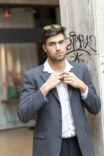 Yakışıklı, siyah saçlı, zarif saraya yaslanmış bir İtalyan. Yüksek kalite fotoğraf