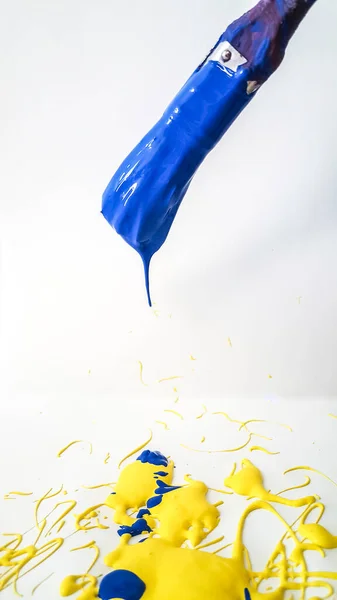 Pinsel Mit Blauer Farbe Die Auf Weißem Hintergrund Tropft Hochwertiges — Stockfoto
