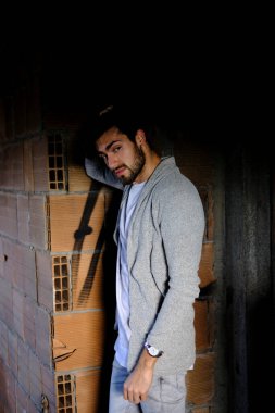 Güzel, siyah saçlı İtalyan çocuk yapım aşamasında. Yüksek kalite fotoğraf