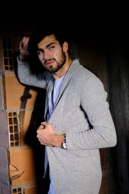 Güzel, siyah saçlı İtalyan çocuk yapım aşamasında. Yüksek kalite fotoğraf