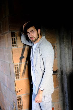 Güzel, siyah saçlı İtalyan çocuk yapım aşamasında. Yüksek kalite fotoğraf