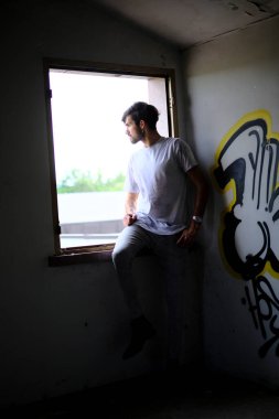 Vitrindeki siyah saçlı, güzel İtalyan tişörtlü adam. Yüksek kalite fotoğraf