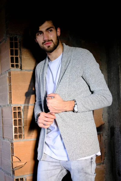 Güzel, siyah saçlı İtalyan çocuk yapım aşamasında. Yüksek kalite fotoğraf