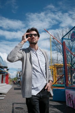 Güzel, siyah saçlı İtalyan çocuk terk edilmiş lunaparkta yürüyor. Yüksek kalite fotoğraf