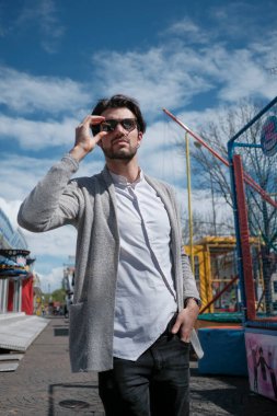 Güzel, siyah saçlı İtalyan çocuk terk edilmiş lunaparkta yürüyor. Yüksek kalite fotoğraf