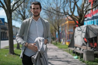 Güzel, siyah saçlı İtalyan çocuk terk edilmiş lunaparkta yürüyor. Yüksek kalite fotoğraf