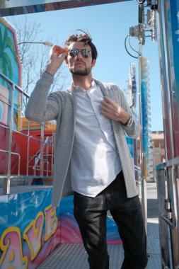 Güzel, siyah saçlı İtalyan çocuk terk edilmiş lunaparkta yürüyor. Yüksek kalite fotoğraf