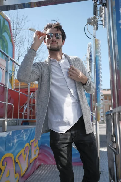 Güzel, siyah saçlı İtalyan çocuk terk edilmiş lunaparkta yürüyor. Yüksek kalite fotoğraf