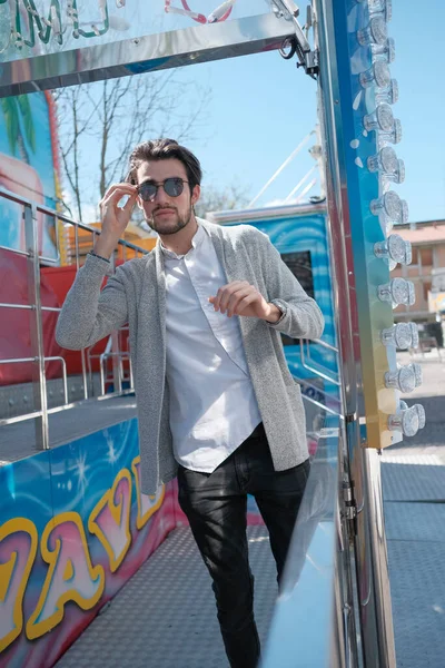 Güzel, siyah saçlı İtalyan çocuk terk edilmiş lunaparkta yürüyor. Yüksek kalite fotoğraf