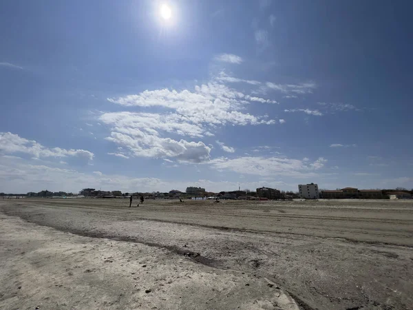 Kışın deniz... İnsansız ve şemsiyesiz Rimini. Yüksek kalite fotoğraf