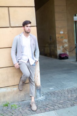 Yakışıklı, siyah saçlı, zarif saraya yaslanmış bir İtalyan. Yüksek kalite fotoğraf