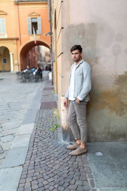 Yakışıklı, siyah saçlı, zarif saraya yaslanmış bir İtalyan. Yüksek kalite fotoğraf