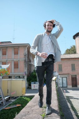 Güzel, siyah saçlı İtalyan çocuk elleri saçında yürüyor. Yüksek kalite fotoğraf