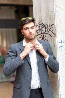 Yakışıklı, siyah saçlı, zarif saraya yaslanmış bir İtalyan. Yüksek kalite fotoğraf