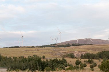 İtalya 'nın Abruzzo tepelerindeki rüzgar çiftliği. Yüksek kalite fotoğraf