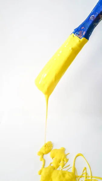 Paintbrush Dripping Yellow Paint White Background High Quality Photo — Stok fotoğraf