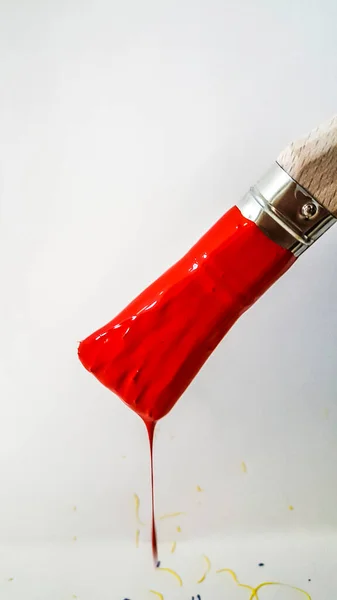 Pinsel Mit Roter Farbe Die Auf Weißem Hintergrund Tropft Hochwertiges — Stockfoto
