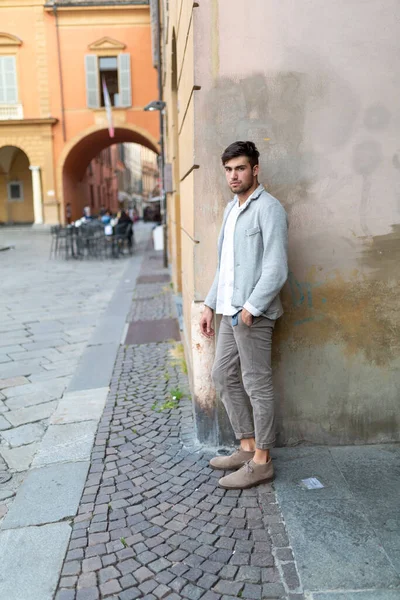 Yakışıklı, siyah saçlı, zarif saraya yaslanmış bir İtalyan. Yüksek kalite fotoğraf