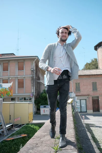 Güzel, siyah saçlı İtalyan çocuk elleri saçında yürüyor. Yüksek kalite fotoğraf