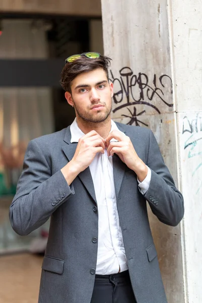 Yakışıklı, siyah saçlı, zarif saraya yaslanmış bir İtalyan. Yüksek kalite fotoğraf