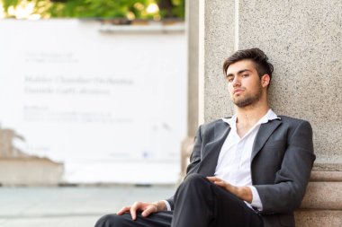 Yakışıklı, koyu renk saçlı bir İtalyan portresi oturuyor. Yüksek kalite fotoğraf