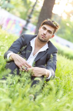 Yakışıklı, koyu renk saçlı bir İtalyan portresi oturuyor. Yüksek kalite fotoğraf