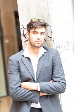 Yakışıklı, koyu renk saçlı bir İtalyan portresi oturuyor. Yüksek kalite fotoğraf